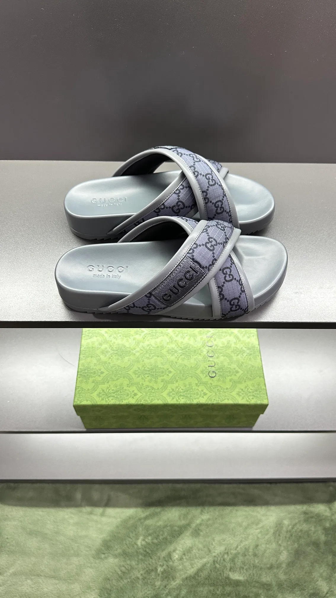 [G Family Couple Style] P: 300💰Female size 36~40 Men's size 39~45, (46. Custom-made Unisex GG slippers This slipper is made of GG polyester fiber and is decorated with a Gucci label on the front, adding a striking logo feel to the style. Beige GG recycled polyester fiber Unisex leather trim "Gucci Made in Italy" embroidered label Rubber sole Flat Made in Italy